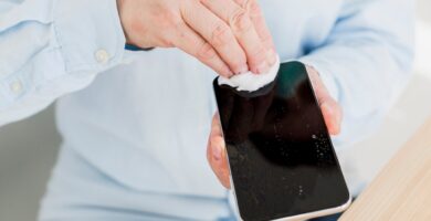 limpiar la pantalla del celular con pasta dental